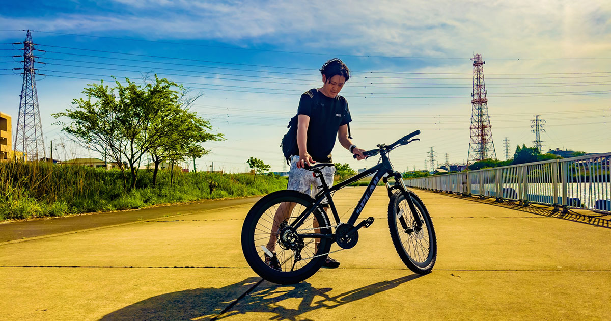 スポーツバイクを取り回す男性