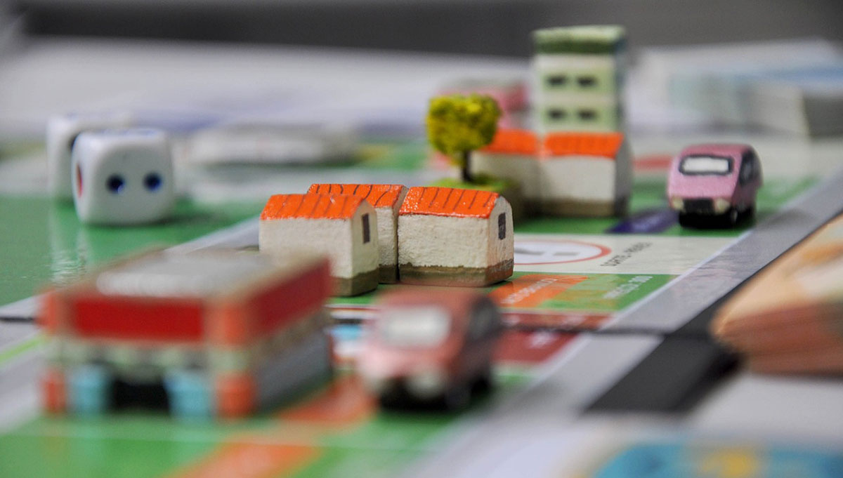 ゲームボードの上に置かれた小さい建物や車の模型