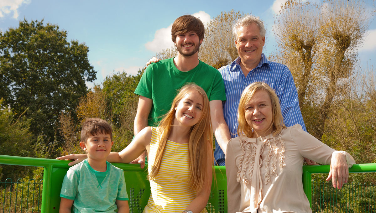 公園で記念撮影する外国人の3世代家族